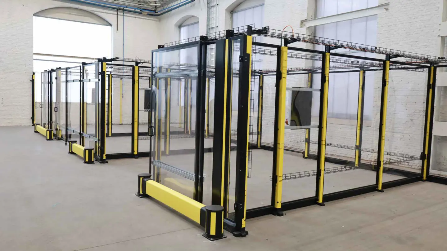 Stootbescherming over kunststof machineafschermingen in een industriële omgeving