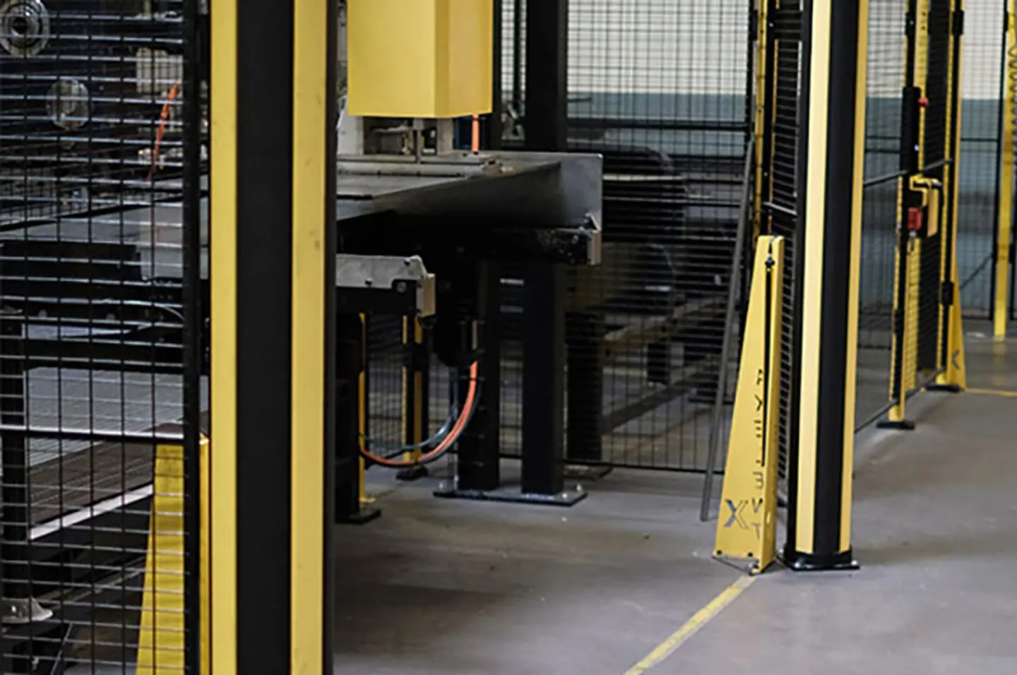 Veiligheidsbarrières voor magazijnen en machinebeveiligingen ter bescherming van voetgangerspaden rond geautomatiseerde transportbanden en robotsystemen