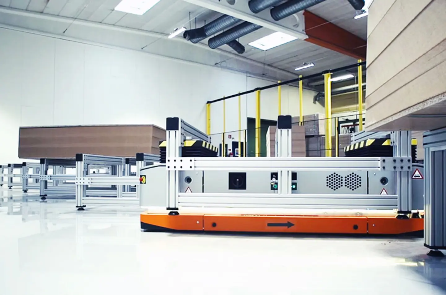 Autonome mobiele robot (AMR) die materialen en veiligheidshekken langs de zijkanten vervoert