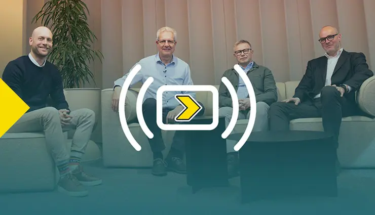 Vier mannen zitten op banken met hun gezicht naar de camera. Het beeld heeft een kleurverloop met het logo van Axelents webinar “Axelent Goes Live”.