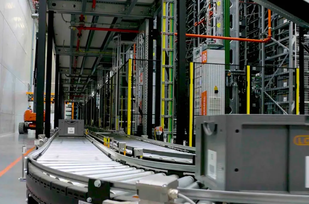 Geautomatiseerde sorteerapparatuur voor magazijnen met transportband en veiligheidshekwerk voor veilige en efficiënte materiaalverwerking