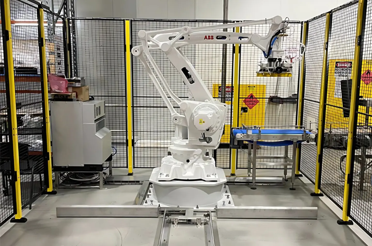 Industriële robotpalletiseermachine en depalletiseermachine voor het verwerken van goederen op een transportband