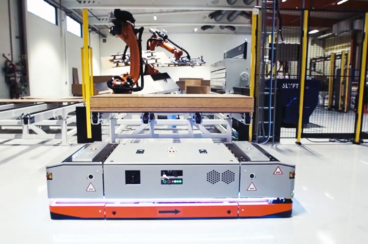 Automatisch geleid voertuig (AMR) in industrieel magazijn
