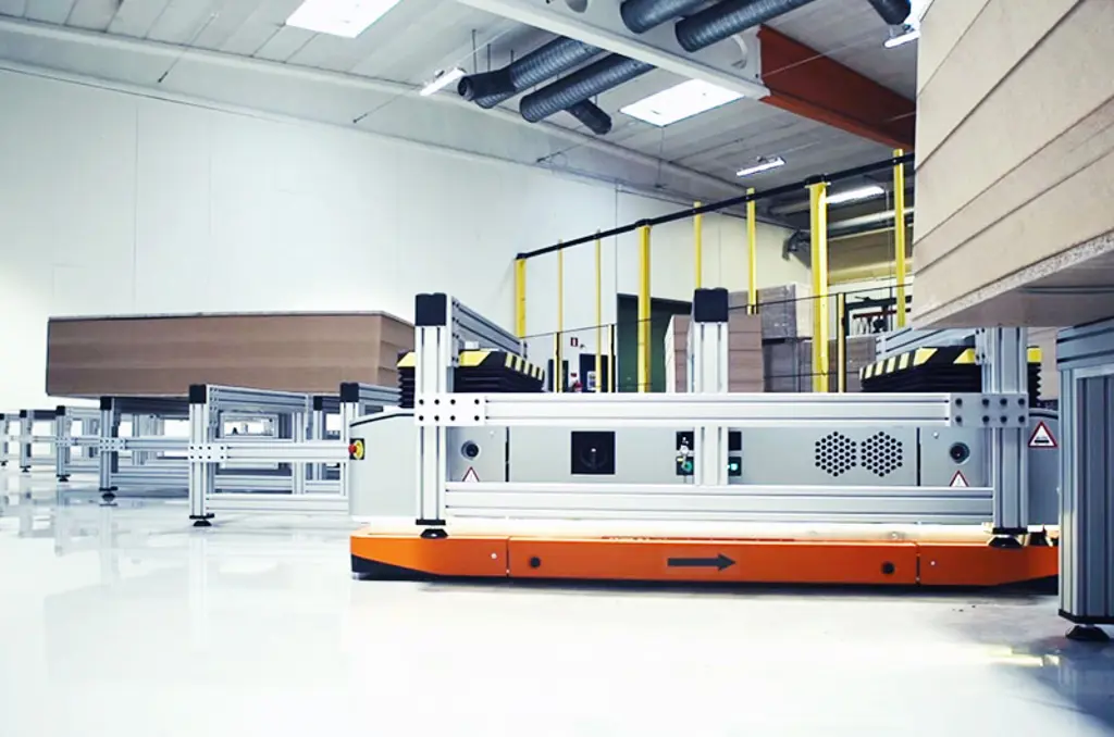 Autonome mobiele robot (AMR) die goederen vervoert door een industrieel magazijn