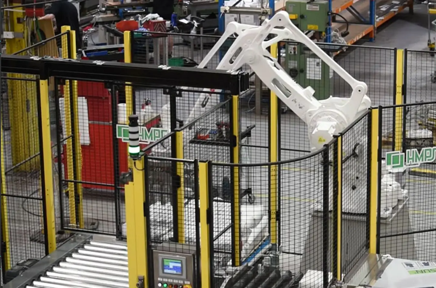 Snelle robotpalletiseermachine die dozen op pallets stapelt binnen een beschermde ruimte