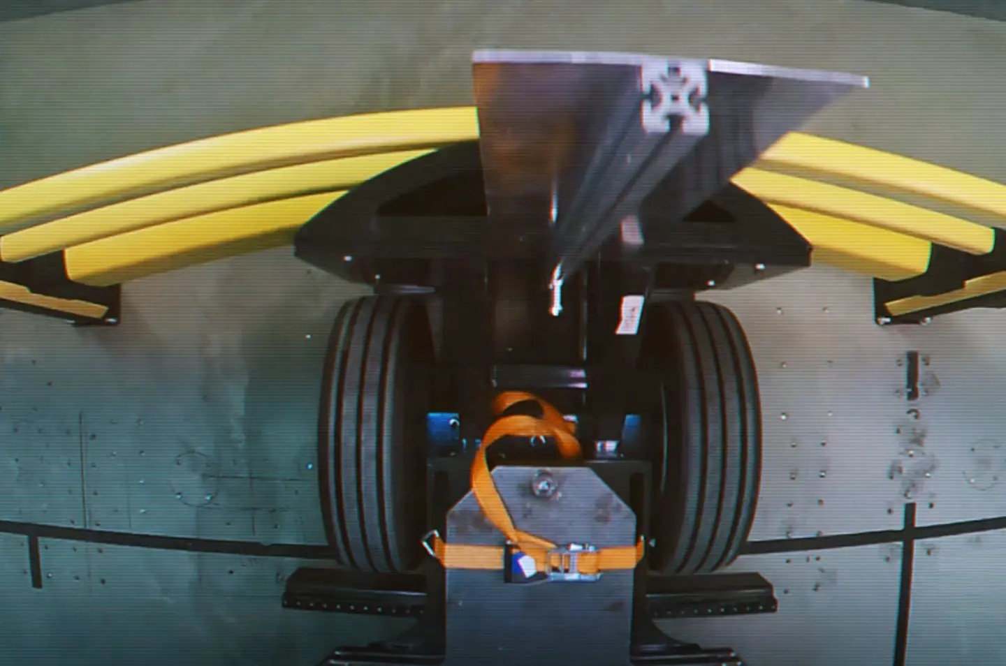 Impacttest waarbij een voertuig in een gecontroleerde omgeving tegen een polymeerbarrière botst.