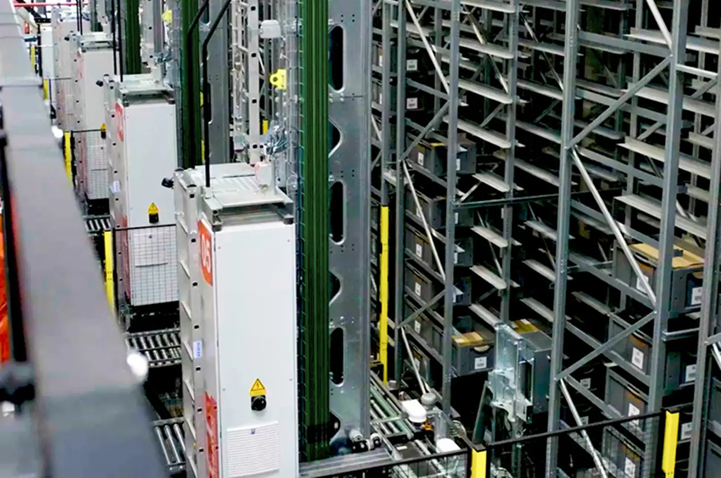 ASRS-magazijnsysteem beveiligd door machinebeveiliging