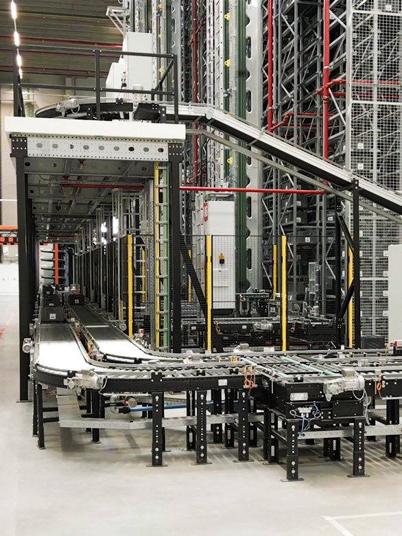 Geautomatiseerd rollen- en transportbandsysteem in een magazijn, gebruikt voor het vervoeren van bakken en containers