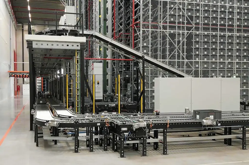 Geautomatiseerd rollen- en transportbandsysteem in een magazijn, gebruikt voor het vervoeren van bakken en containers