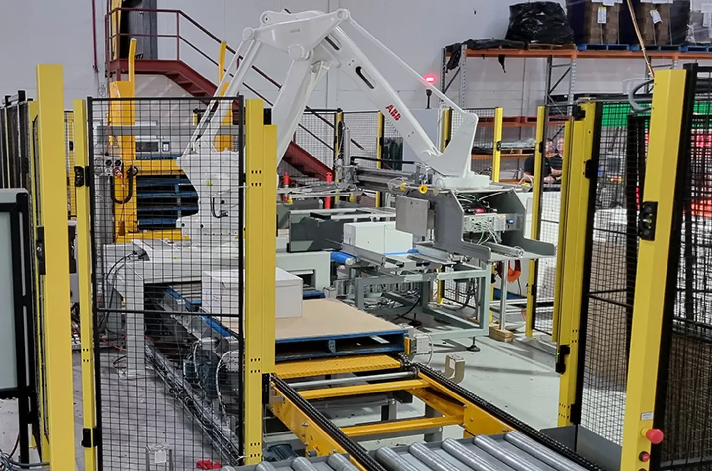Robotpalletiseermachine die grote zakken stapelt, met machinebeveiliging voor de veiligheid van de operator